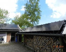 Zonnepanelen op houtschuur